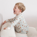 Bambino che indossa il completo pigiama in bambù a quadri “Checkered Bloom” della linea Miffy per bambini