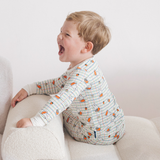 Bambino che indossa il completo pigiama in bambù a quadri “Checkered Bloom” della linea Miffy per bambini