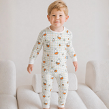 Bambino che indossa il completo pigiama in bambù a quadri “Checkered Bloom” della linea Miffy per bambini