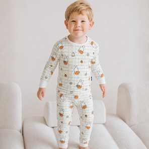 Bambino che indossa il completo pigiama in bambù a quadri “Checkered Bloom” della linea Miffy per bambini