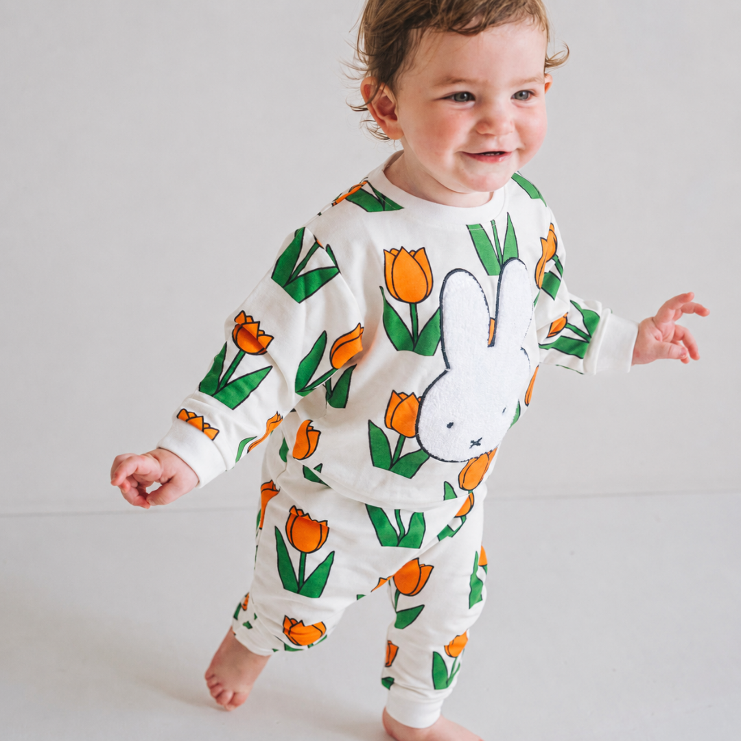 Bambino che indossa il completino da casa in bambù con stampa a tulipani “Meadow” Miffy
