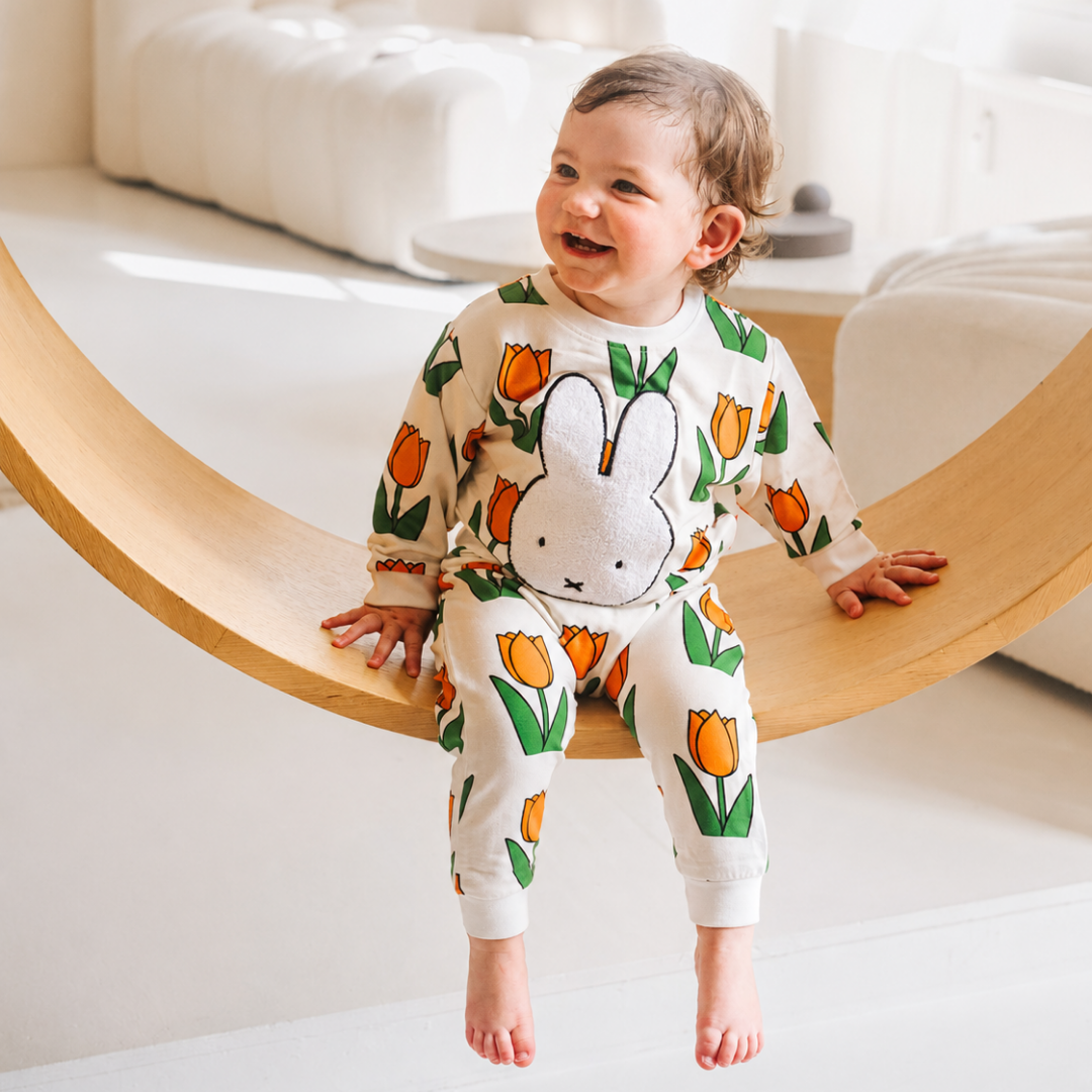 Bambino che indossa il completino da casa in bambù con stampa a tulipani “Meadow” Miffy
