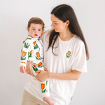 Bambino che indossa il completino da casa in bambù con stampa a tulipani “Meadow” Miffy