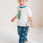Bambino che indossa la maglietta bianca Miffy maglietta per bambini con Miffy stampa