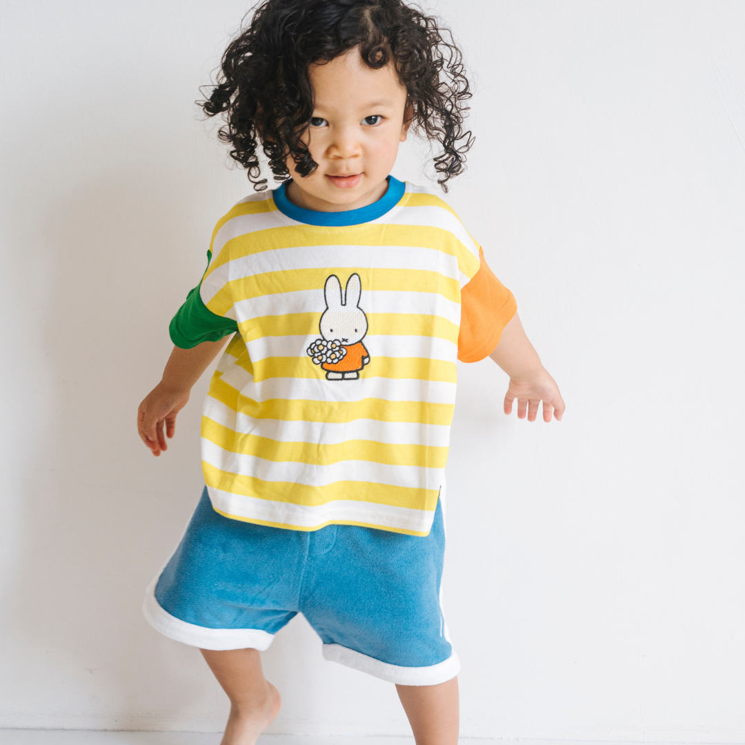 Bambino che indossa la maglietta a righe con collo a costine Miffy della linea Bloom