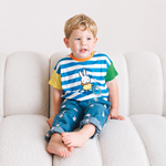 Bambino che indossa la maglietta a righe con collo a giro per bambini Miffy della linea "On the Move"