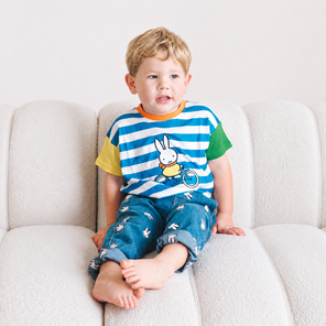 Bambino che indossa la maglietta a righe con collo a giro per bambini Miffy della linea "On the Move"
