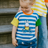 Bambino che indossa la maglietta a righe con collo a giro per bambini Miffy della linea "On the Move"