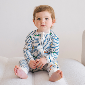 Bambino con indosso il ZIPSTER x Miffy Peek-a-Boo Blue in bambù Pagliaccetto