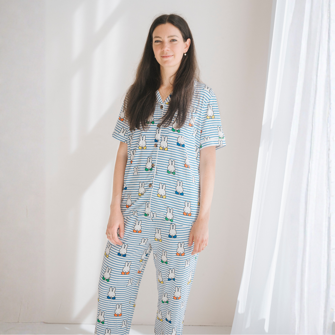 Donna che indossa il completo pigiama da donna Miffy Peek-a-Boo Blue in bambù