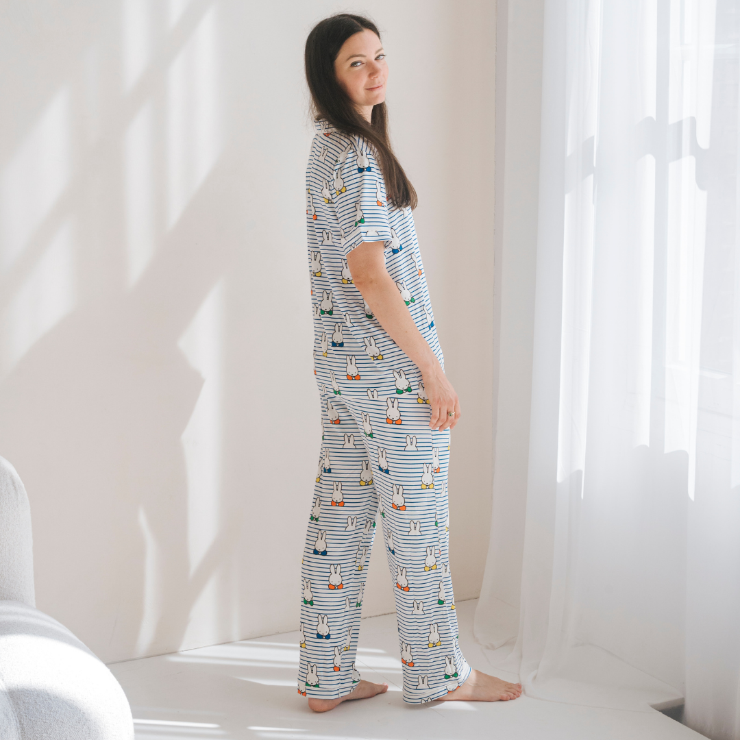 Donna che indossa il completo pigiama da donna Miffy Peek-a-Boo Blue in bambù