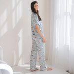 Donna che indossa il completo pigiama da donna Miffy Peek-a-Boo Blue in bambù