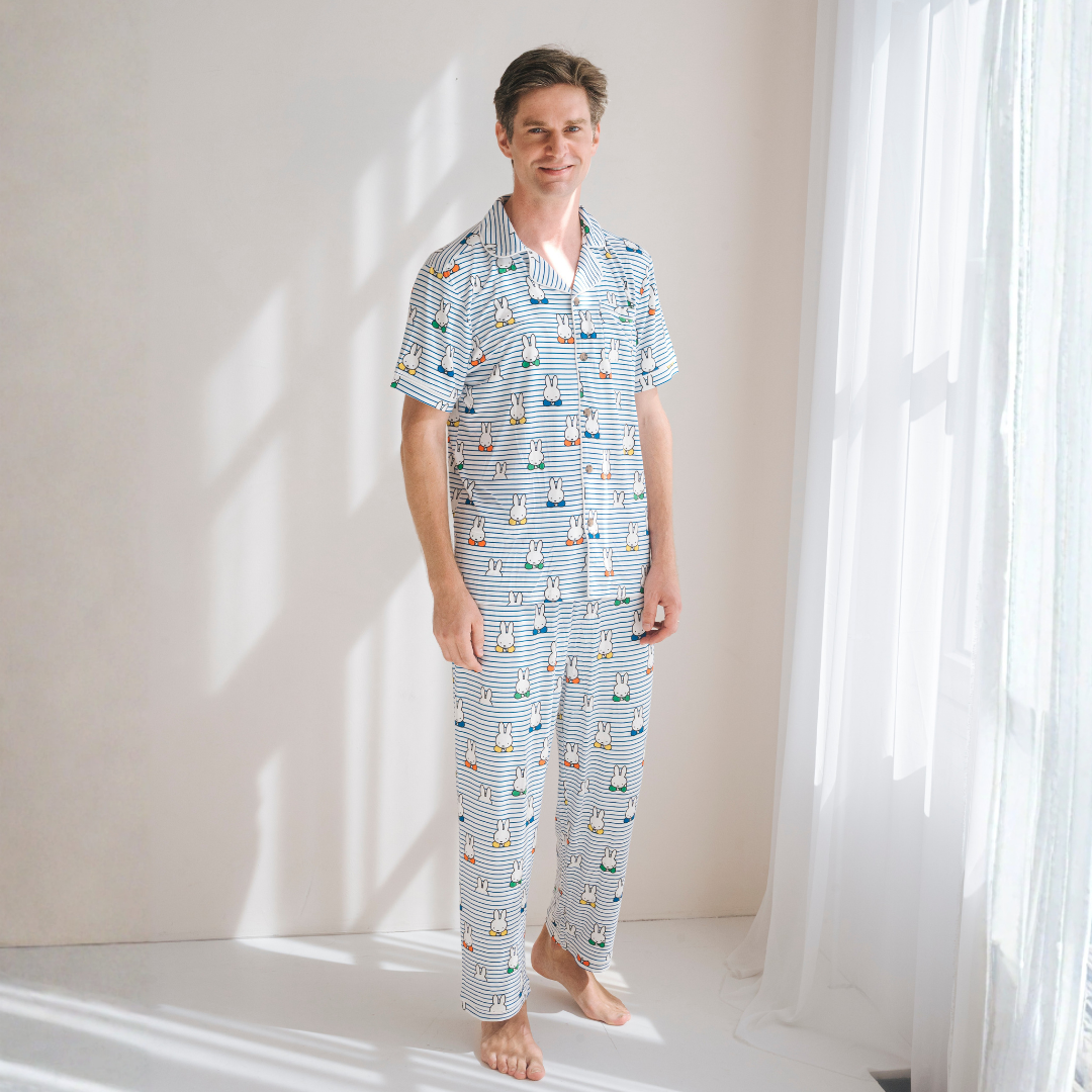 Uomo che indossa il completo pigiama da uomo Miffy Peek-a-Boo Blue in bambù