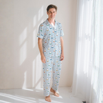 Uomo che indossa il completo pigiama da uomo Miffy Peek-a-Boo Blue in bambù