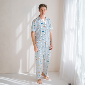 Uomo che indossa il completo pigiama da uomo Miffy Peek-a-Boo Blue in bambù