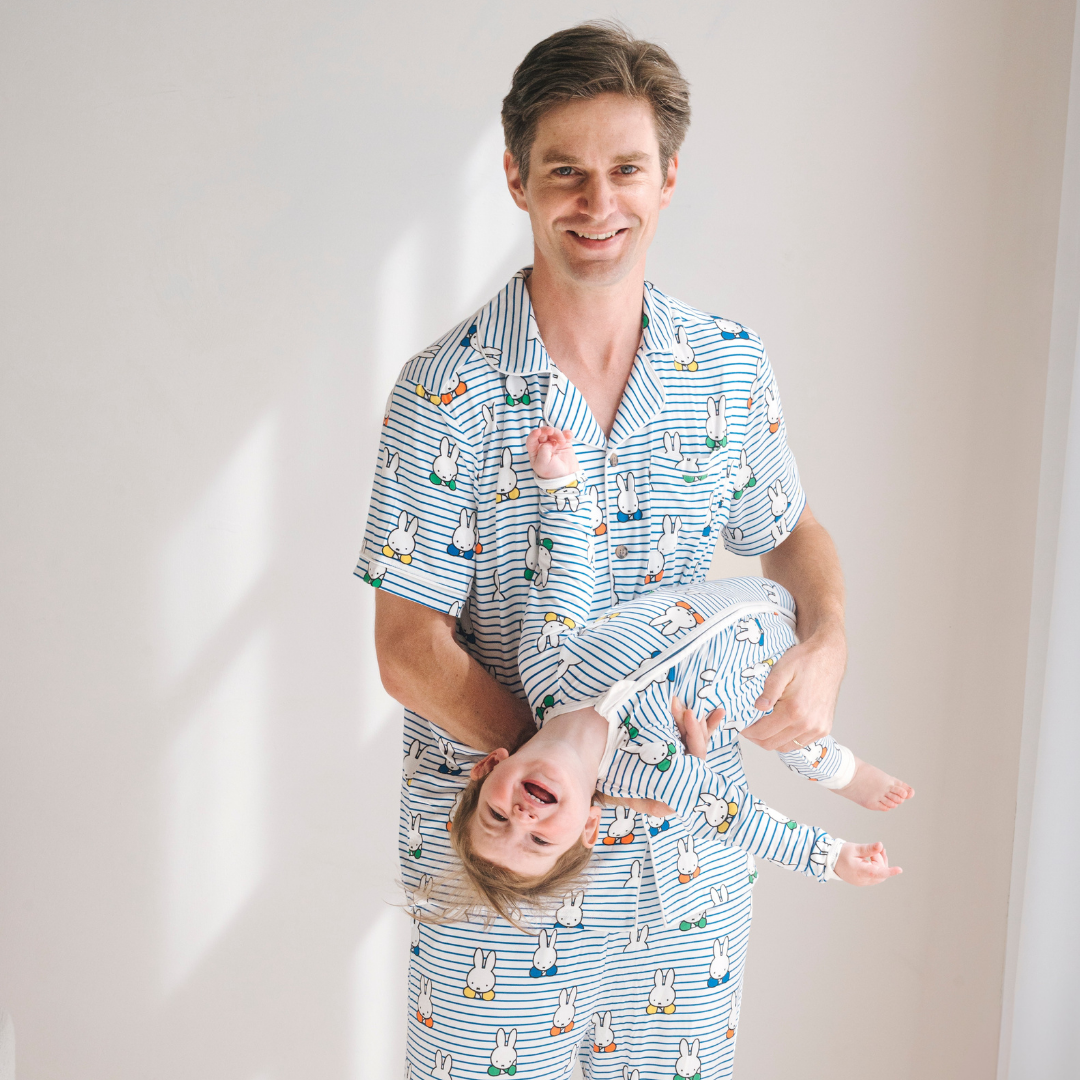 Uomo che indossa il completo pigiama da uomo Miffy Peek-a-Boo Blue in bambù