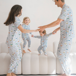Donna che indossa il completo pigiama da donna Miffy Peek-a-Boo Blue in bambù
