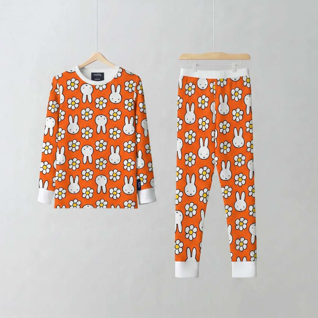 Bambino che indossa il completo pigiama in bambù della linea Miffy Daisy Days per bambini