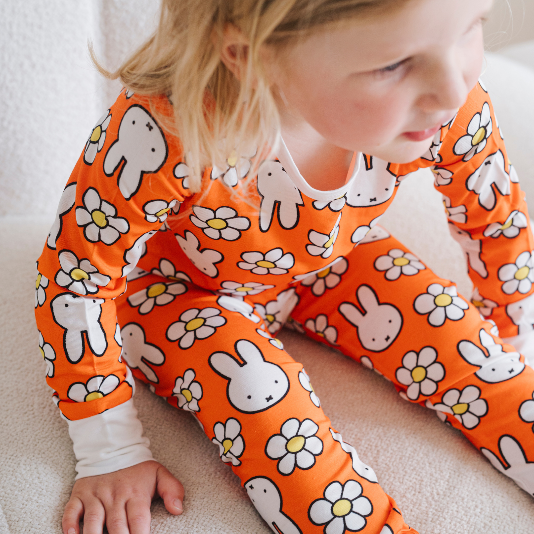 Bambino che indossa il completo pigiama in bambù della linea Miffy Daisy Days per bambini