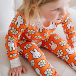 Bambino che indossa il completo pigiama in bambù della linea Miffy Daisy Days per bambini