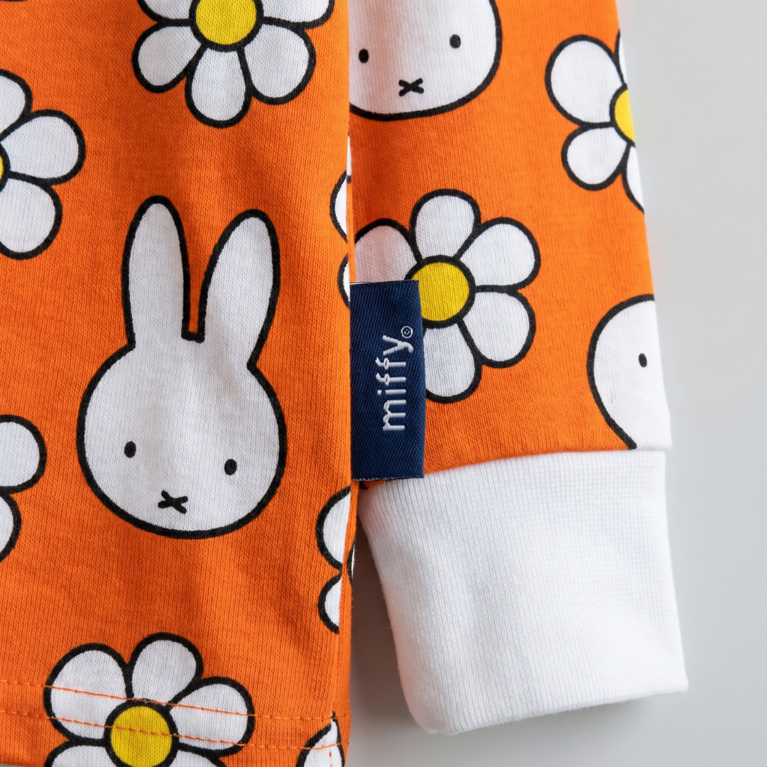 Bambino che indossa il completo pigiama in bambù della linea Miffy Daisy Days per bambini