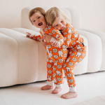 Bambino che indossa il completo pigiama in bambù della linea Miffy Daisy Days per bambini