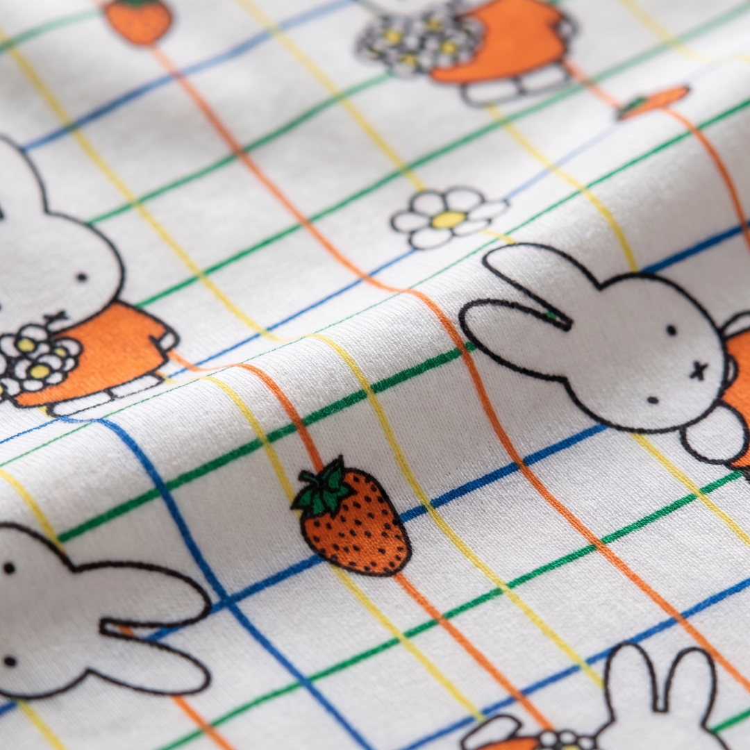 Primo piano sul morbido tessuto di bambù del completo pigiama per bambini Miffy Checkered Bloom in bambù
