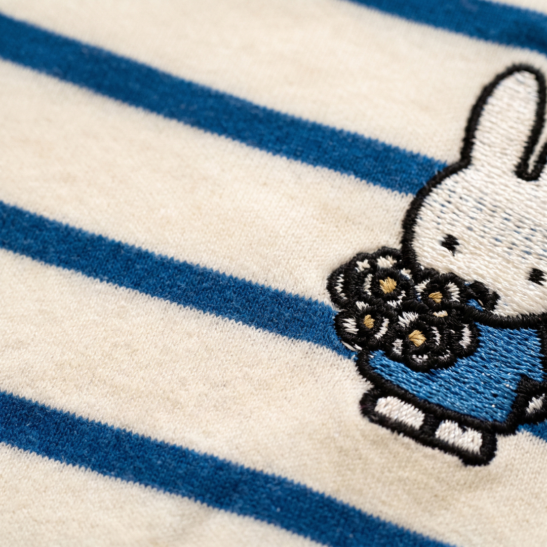 Dettaglio di design della maglietta a righe per l'allattamento Miffy con cerniere nascoste per l'allattamento