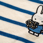 Dettaglio di design della maglietta a righe per l'allattamento Miffy con cerniere nascoste per l'allattamento