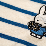 Dettaglio di design della maglietta a righe per l'allattamento Miffy con cerniere nascoste per l'allattamento