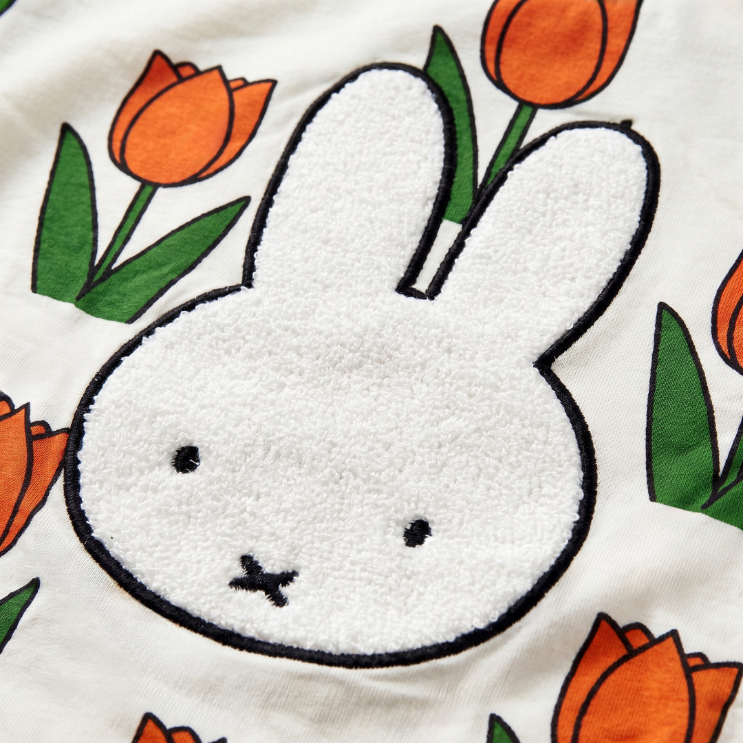 Dettaglio di design del modello Miffy del set da salotto in bambù con stampa “Meadow Tulip”