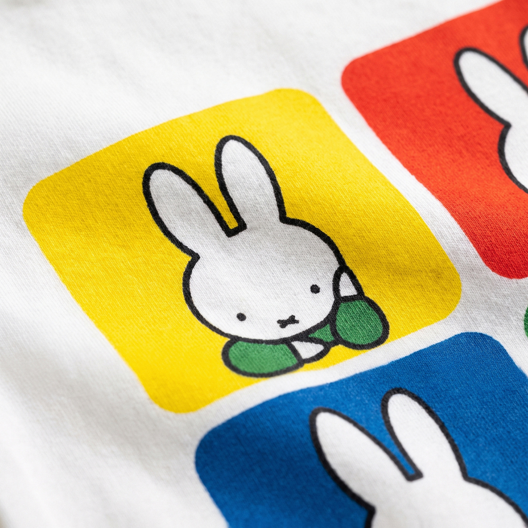 Primo piano della stampa pop art Miffy sul body in bambù per neonati in stile pop art retrò Miffy