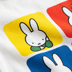 Primo piano della stampa pop art Miffy sul body in bambù per neonati in stile pop art retrò Miffy