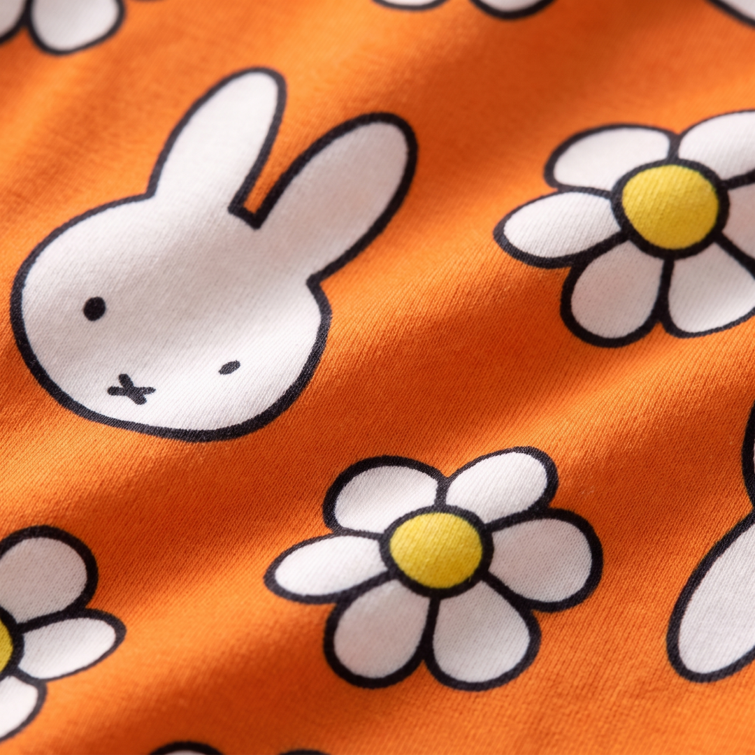 Primo piano sul morbido tessuto di bambù del completo pigiama per bambini Miffy Daisy Days in bambù