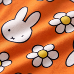 Primo piano sul morbido tessuto di bambù del completo pigiama per bambini Miffy Daisy Days in bambù